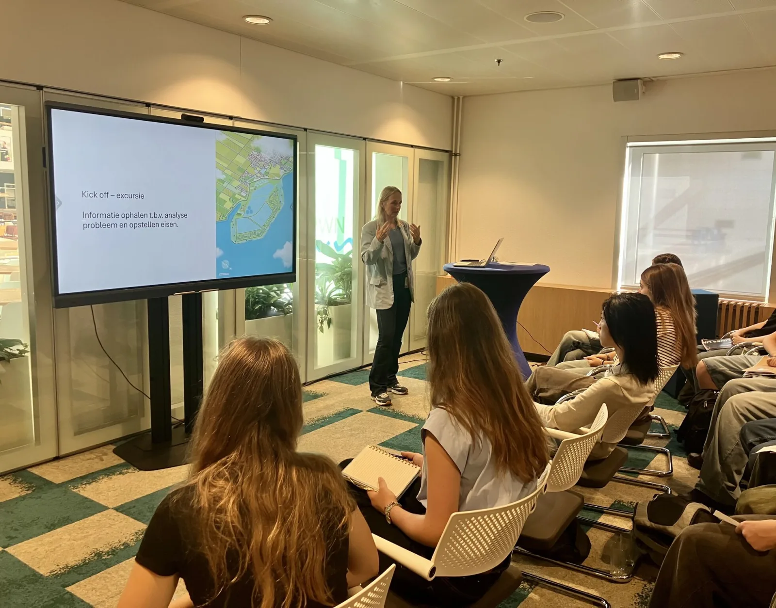 Kick-off van het programma: scholieren luisteren naar een presentatie over de Klimaatbuffer IJsselmeer