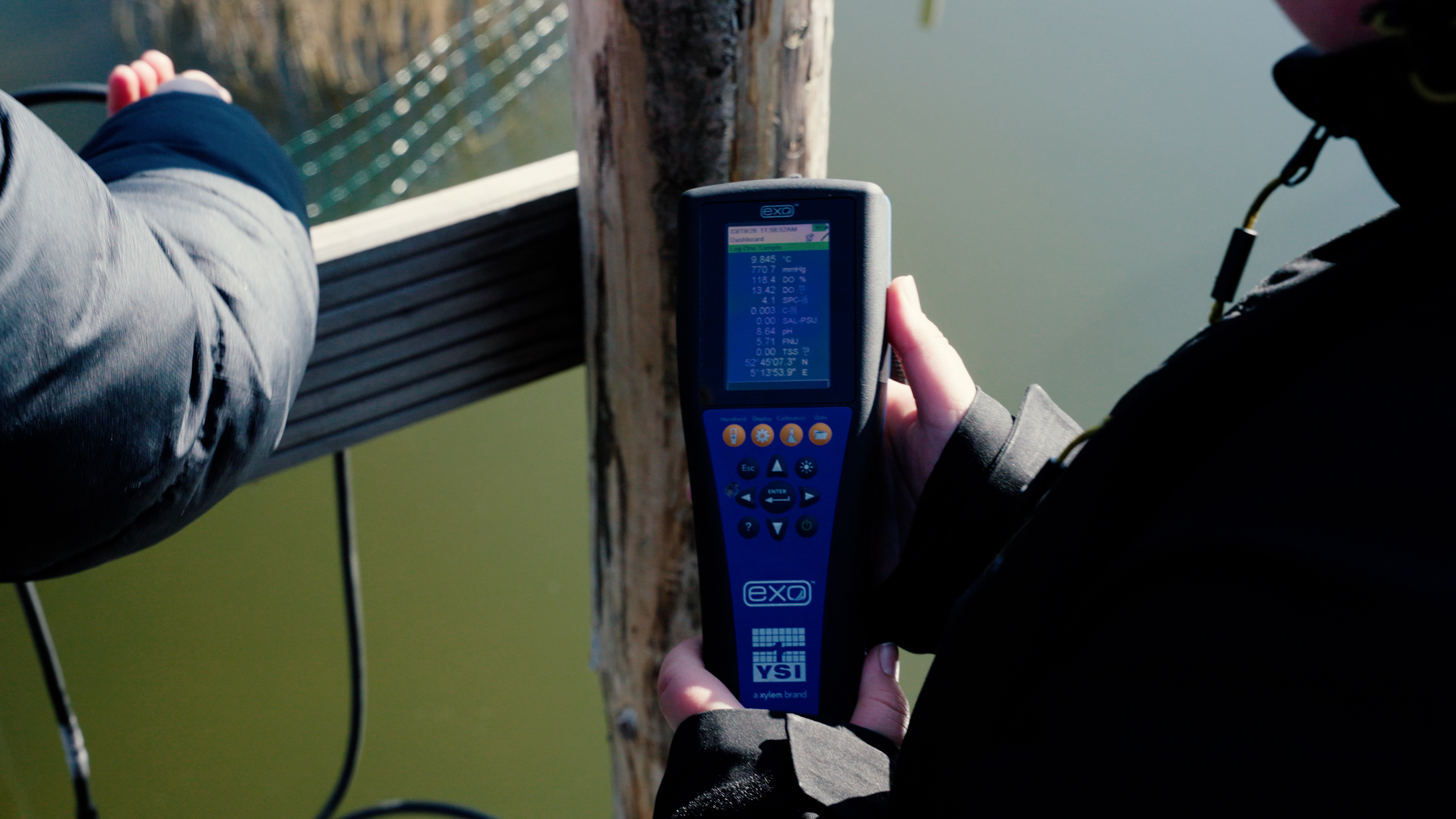 Een meetinstrument toont live waterkwaliteitswaarden bij de proeflocatie